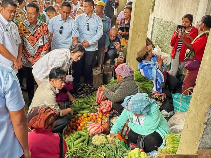 Ditemani Bobby Nasution, Wapres RI Gibran Rakabuming “Maronan” di Pasar Doloksanggul