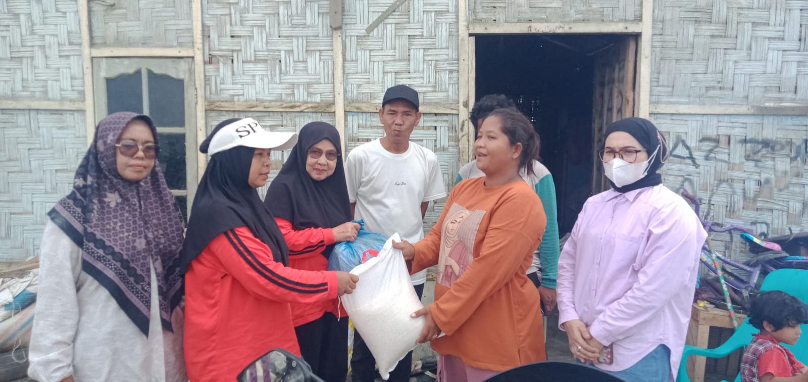 Tanggap dan Peduli Warga Tertimpa Musibah, Anggota DPRD Sergai Siti Aisah Berikan Bantuan Sembako