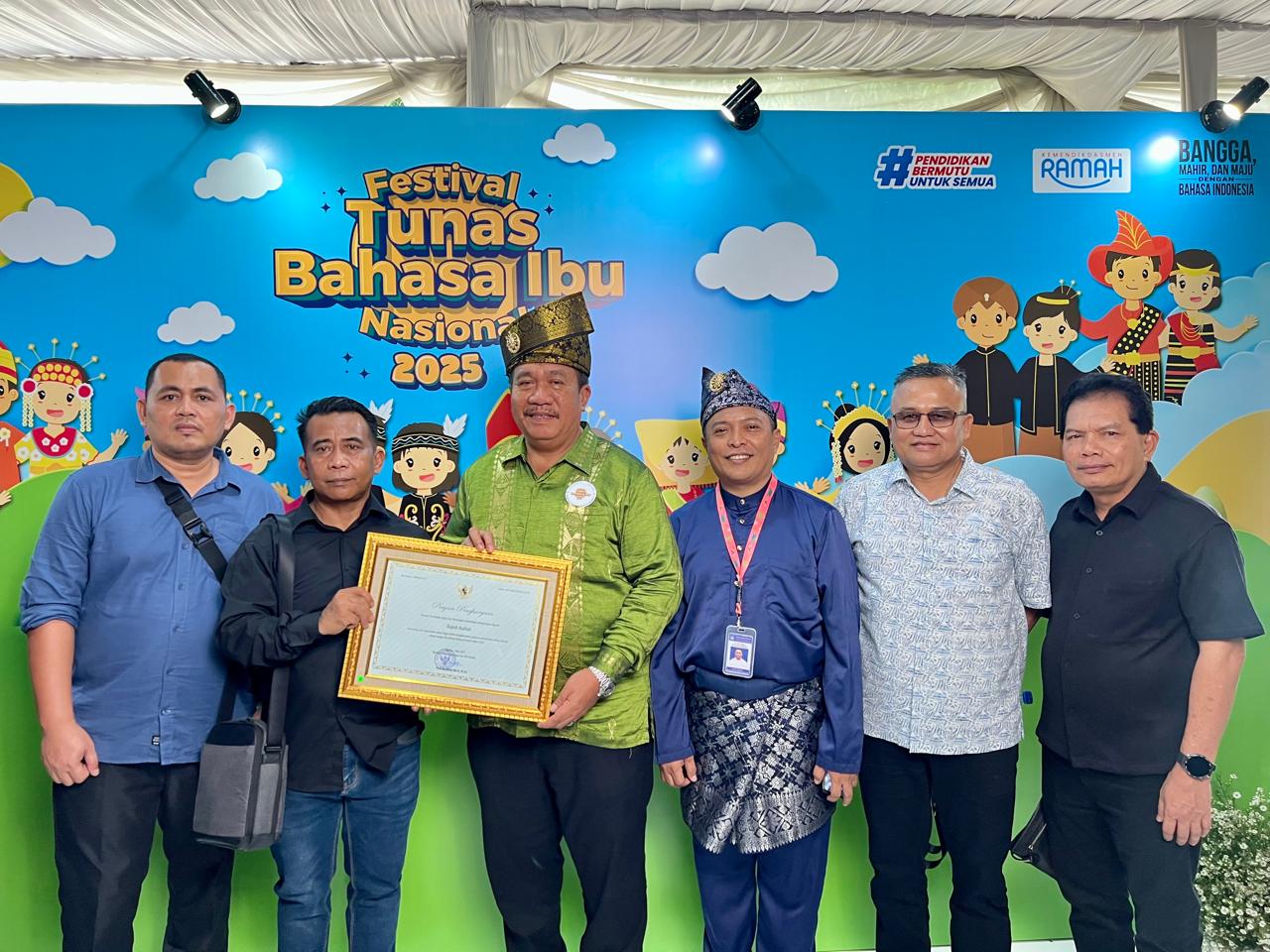 Komitmen Lestarikan Bahasa dan Budaya Daerah, Bupati Asahan Terima Penghargaan Dari Kemendikdasmen