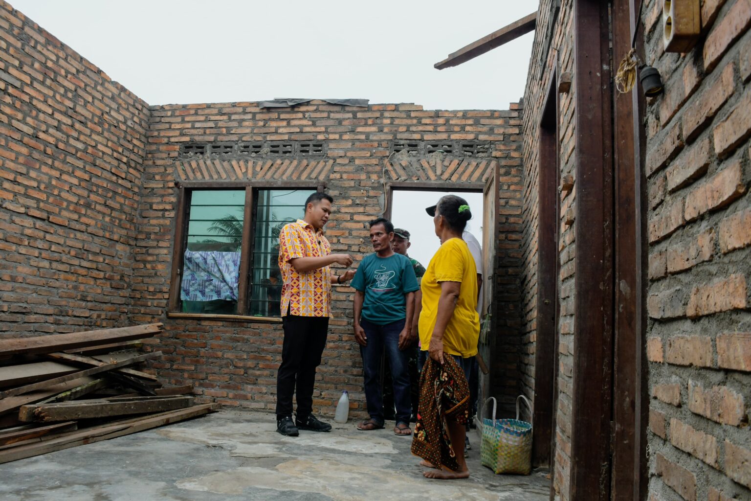 Wabup Sergai Berikan Bantuan kepada Korban Angin Puting Beliung di Tanjung Beringin